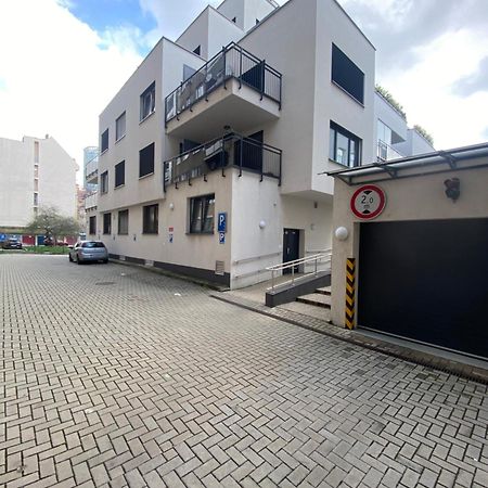 The Elite Suite Downtown 2- Bedroom Apt Ac & Garage Parking ブラチスラヴァ エクステリア 写真