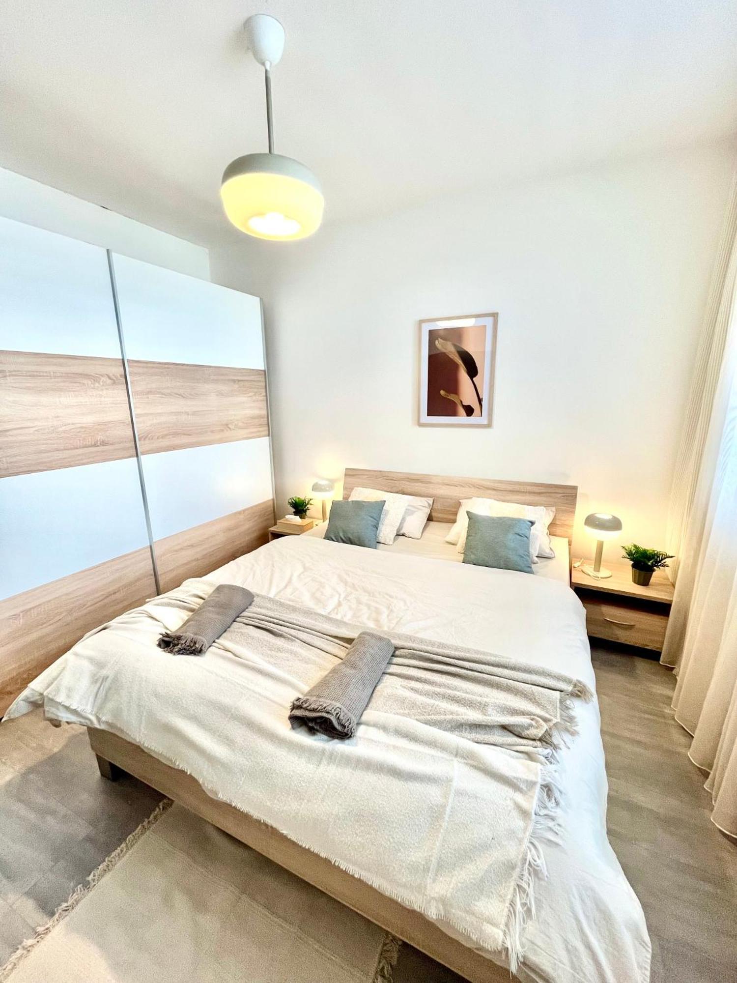 The Elite Suite Downtown 2- Bedroom Apt Ac & Garage Parking ブラチスラヴァ エクステリア 写真