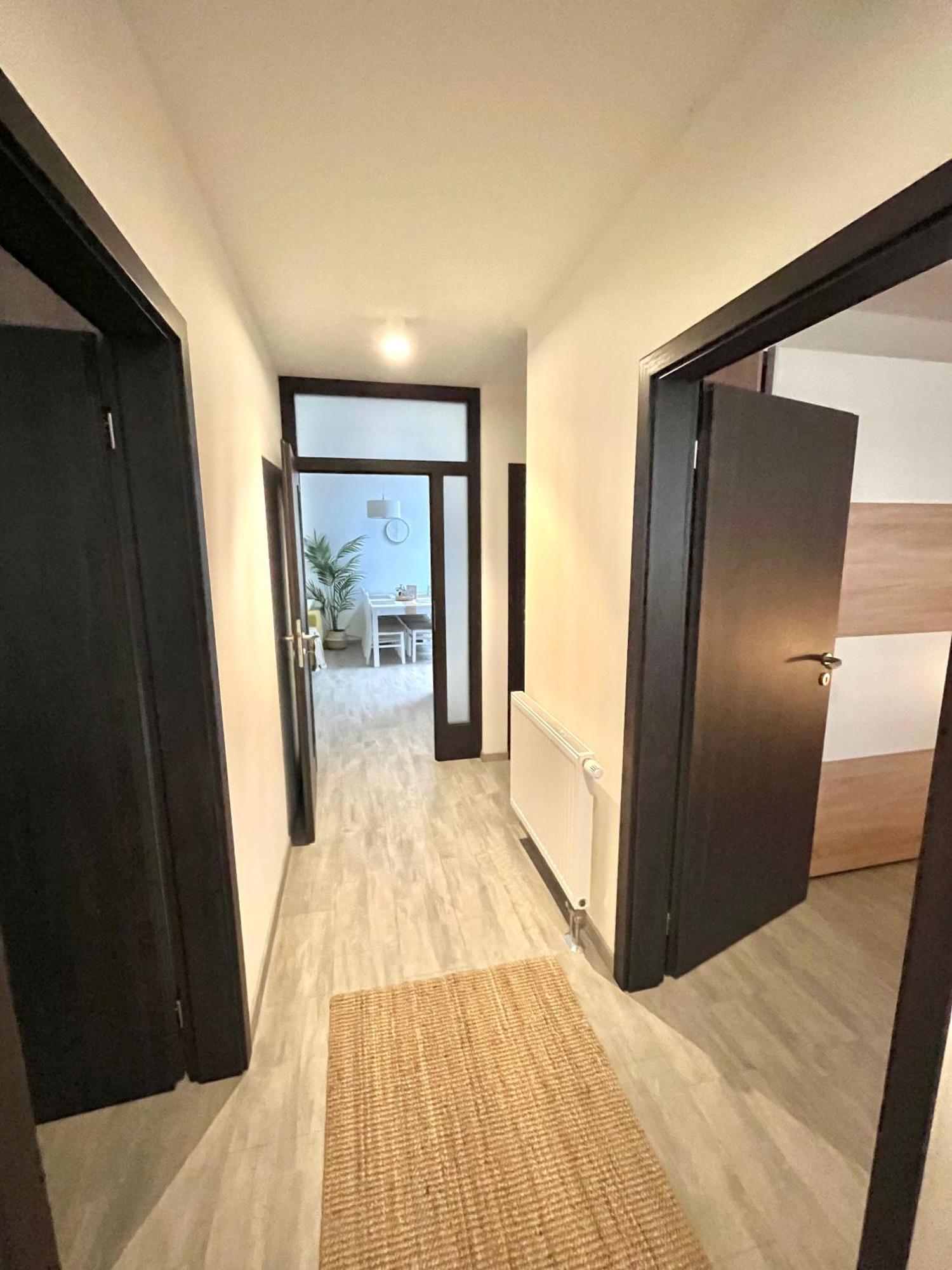 The Elite Suite Downtown 2- Bedroom Apt Ac & Garage Parking ブラチスラヴァ エクステリア 写真