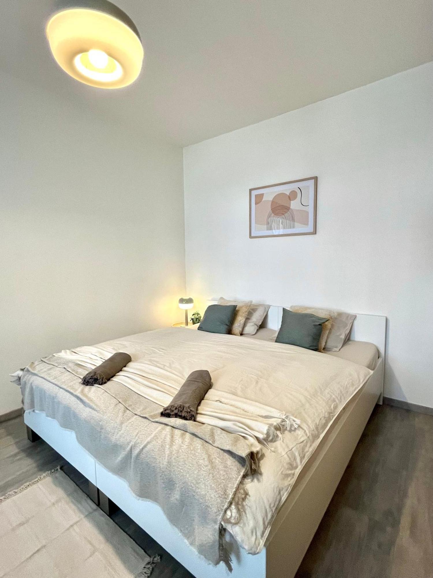 The Elite Suite Downtown 2- Bedroom Apt Ac & Garage Parking ブラチスラヴァ エクステリア 写真