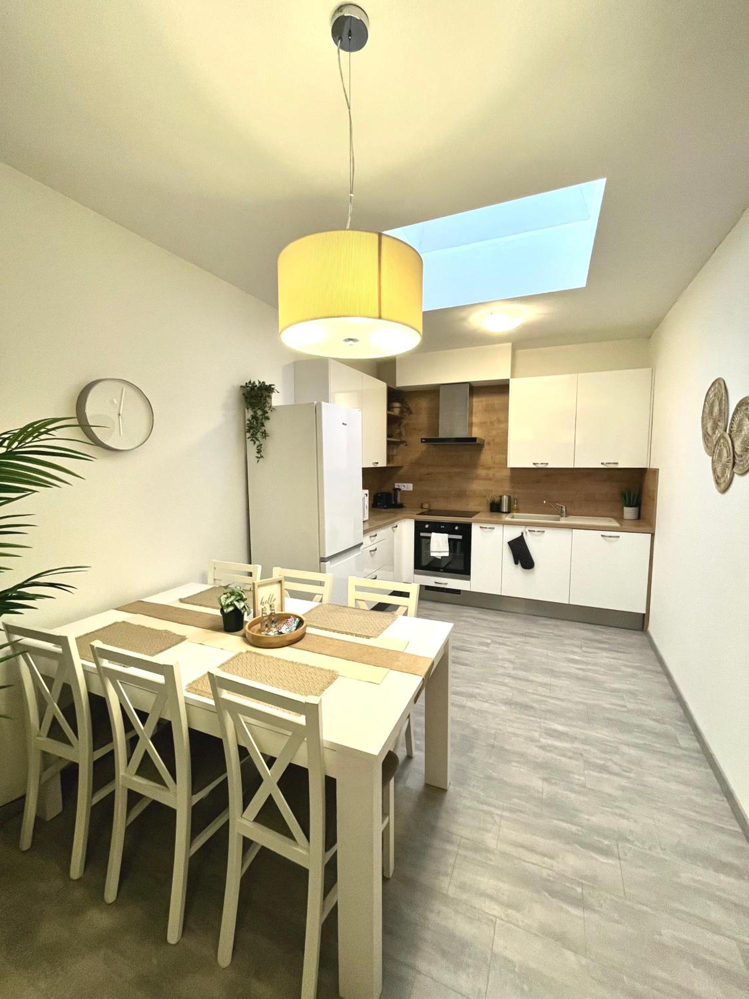 The Elite Suite Downtown 2- Bedroom Apt Ac & Garage Parking ブラチスラヴァ エクステリア 写真